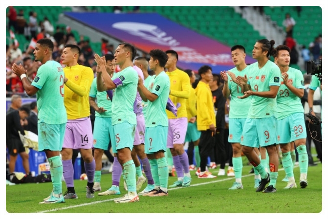 경기가 끝난 뒤 팬들을 향해 인사하는 중국 축구 대표팀 선수들