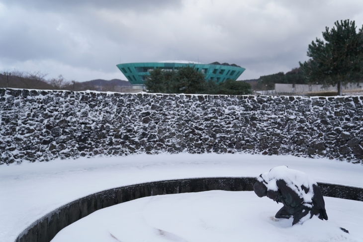 4·3평화공원내 상징조형물 비설(飛雪).  4·3평화재단 제공