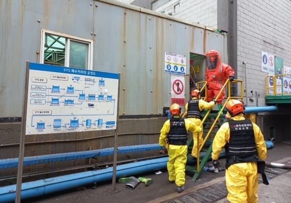 119구급대원들이 수조 청소중 질식사고로 7명이 쓰러진 현대제철 인천 공장 사고 현장에 진입하고 있다. 인천소방본부 제공