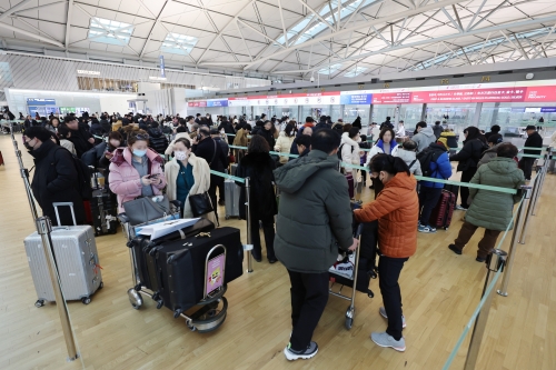설 연휴를 나흘 앞둔 지난 5일 인천국제공항 출국장에서 여행객들이 체크인을 위해 줄을 서 있다. 연합뉴스