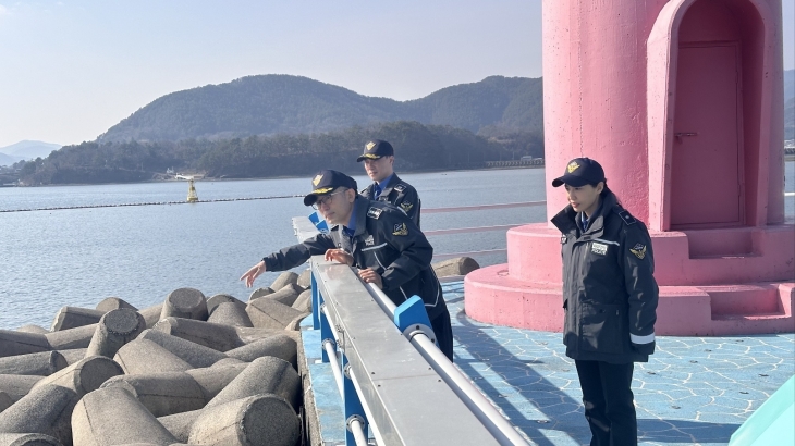 창원해경이 설 명절을 앞두고 해안가 테트라포드를 살펴보고 있다.