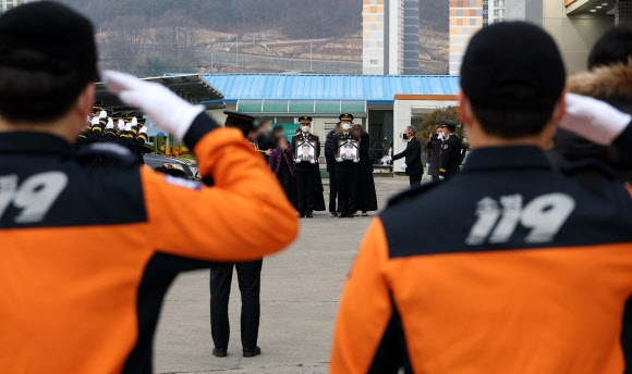 경북 문경 화재 현장에서 인명을 구조하다가 순직한 故김수광 소방장과 故박수훈 소방교의 영결식이 열린 지난 3일 오전 영결식에 앞서 고인들의 직장인 경북 문경소방서에서 운구 행렬이 이어지고 있다. 연합뉴스