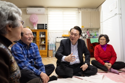 설 맞아 어르신 쉼터 찾은 尹 “미등록 경로당도 난방비 지원”