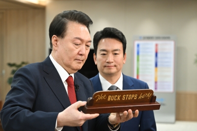 ‘The BUCK STOPS here!’ 명패 소개하는 윤석열 대통령 [서울포토]