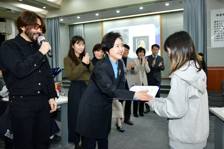 7일 개최한 ‘제20회 코오롱 어린이 드림캠프’ 장학증서 수여식에서 서창희(가운데) 이사장이 학생들에게 장학증서를 수여하고 있다. 코오롱그룹 제공