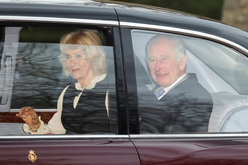 찰스 3세 영국 국왕이 6일 커밀라 왕비와 함께 암 판정 이후 처음으로 외부에 얼굴을 보이며 지지자들에게 손을 흔들고 있다. 런던 로이터 연합뉴스