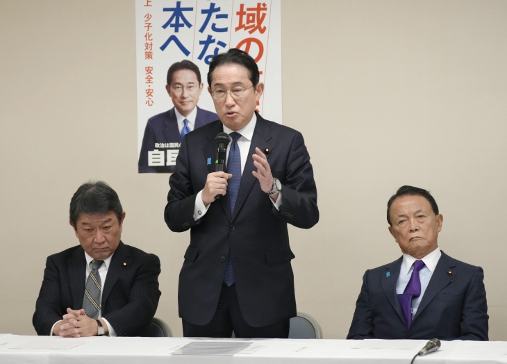기시다 후미오 일본 총리(가운데)가 23일 도쿄에서 열린 집권 자민당 정치쇄신본부 회의에서 발언하고 있다. 2023.1.24 도쿄 교도 연합뉴스