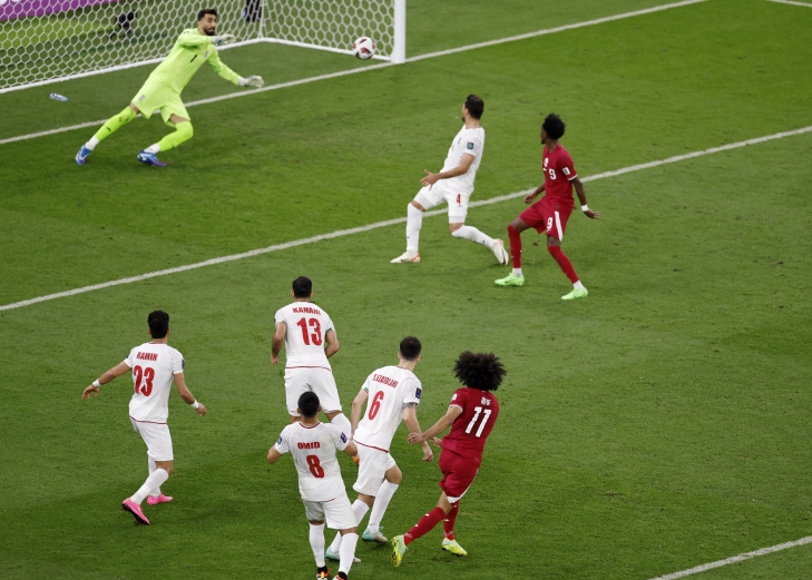 카타르 아크람 아피프가 8일 카타르 도하의 알투마마 스타디움에서 열린 2023 아시아축구연맹(AFC) 아시안컵 4강전에서 상대 수비수 사이를 뚫고 득점하고 있다. 로이터 연합뉴스