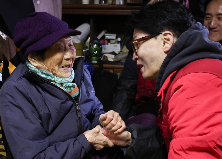 한동훈 국민의힘 비상대책위원장이 8일 오전 서울 노원구 중계동 백사마을에서 열린 연탄나눔 봉사활동에서 한 어르신의 집을 방문해 인사드리고 있다. 2024.2.8 뉴스1