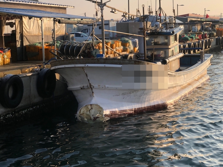 8일 강원 강릉 금진항 앞바다에서 두 어선이 충돌하는 사고가 발생했다. 사진은 사고 충격으로 손상을 입은 어선. 동해해경 제공