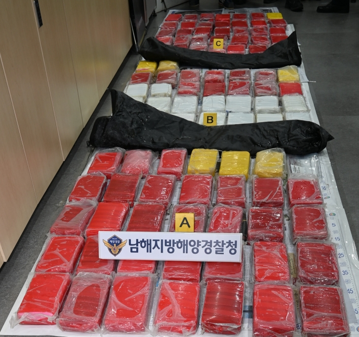 지난달 15일 부산항에 정박한 화물선 A호에서 발견된 코카인. 남해해양경찰청 제공
