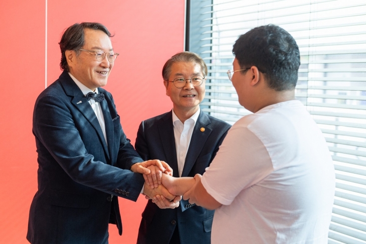 8일 서울 강서구 방화동 소재 음식점에서 이정식 고용노동부 장관(가운데)이 월드비전 가족돌봄청소년 A군을 만나 격려하고 있다. 월드비전 제공