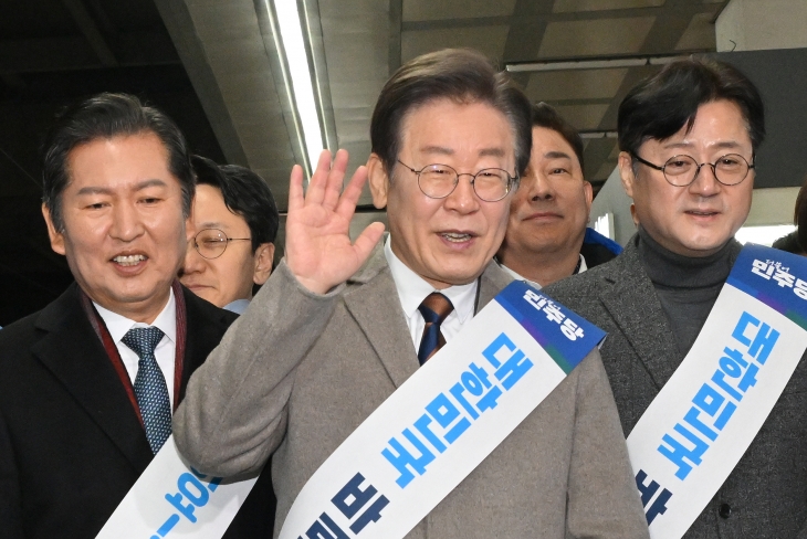 이재명(가운데) 더불어민주당 대표가 8일 서울 용산구 용산역에서 귀성객들에게 인사하고 있다. 안주영 전문기자