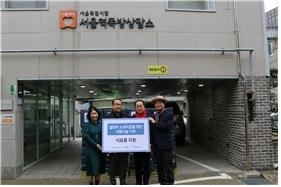 서울역쪽방상담소에서 김용호 의원(오른쪽 두 번째)이 식료품지원 기탁식 기념촬영을 하고 있다.