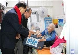 HDC현대산업개발이 쪽방촌 거주 주민에게 설 맞이 식료품 세트를 전달하고, 김용호 의원(왼쪽 첫 번째)은 설 명절 인사를 하고 있다.