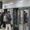 [단독] “뭐야, 열차 온 거야?” 오류 잦은 서울 2·4호선 전광판 다 바꾼다
