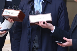 조국 ‘입시비리·감찰무마’ 2심도 실형…법정구속은 면했다