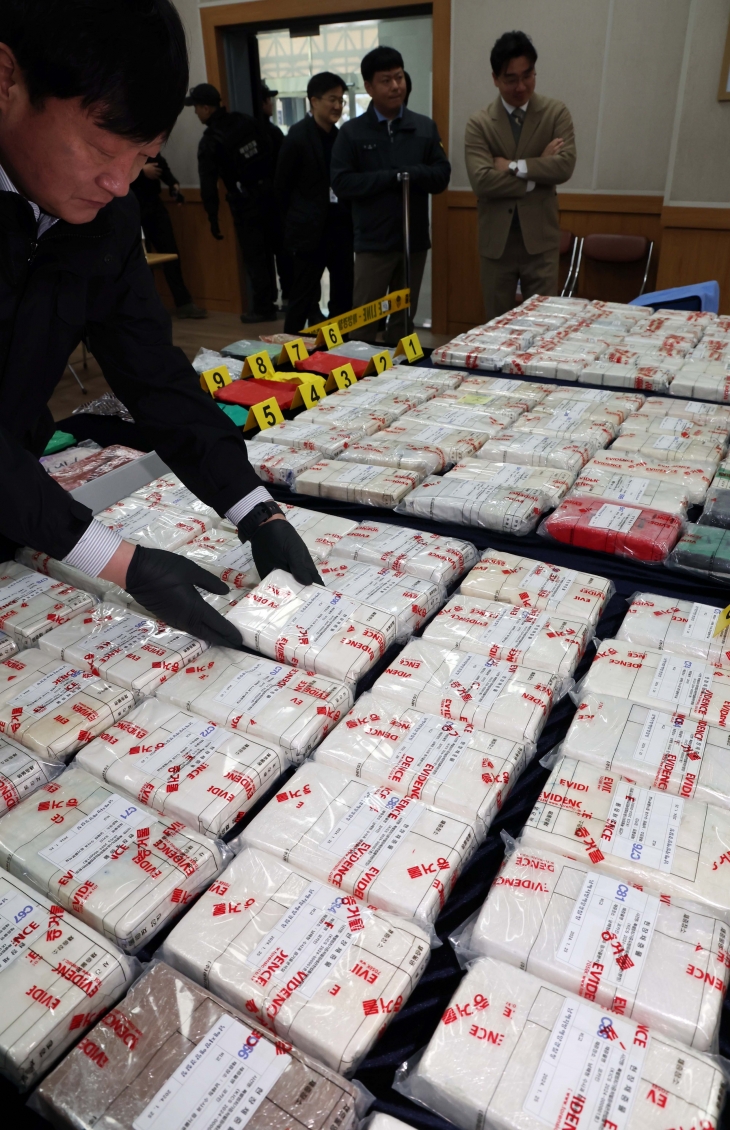 ‘330만명 투약량’ 코카인 3500억원어치 부산서 압수