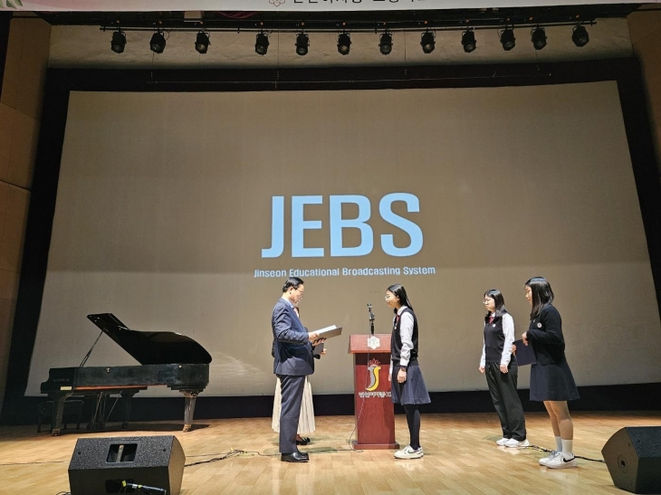 진선여자중학교 졸업식에서 김형재 의원이 우수졸업생에게 서울시의회 의장 표창장을 수여했다.