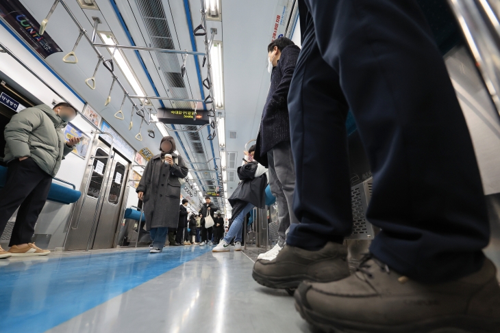 10일 오전 의자 없이 운행하는 서울 지하철 4호 열차에 승객이 탑승해 있다. 2024.1.10 연합뉴스(기사 내용과 직접 관련 없음)