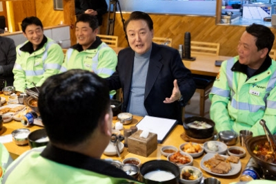 [포토] 윤 대통령, 환경공무관들과 떡국 조찬