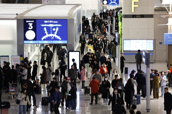 설 명절 연휴 앞두고 북적이는 인천공항