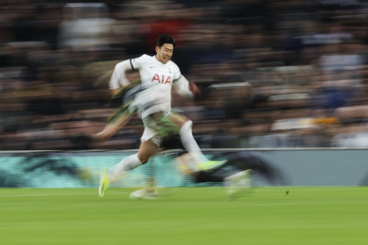 컴백하자마자 ‘쾌속질주’ 손흥민 Tottenham‘s Son Heung-min runs with the ball during the English Premier League soccer match between Tottenham Hotspur and Brighton &amp; Hove Albion at the Tottenham Hotspur Stadium in London