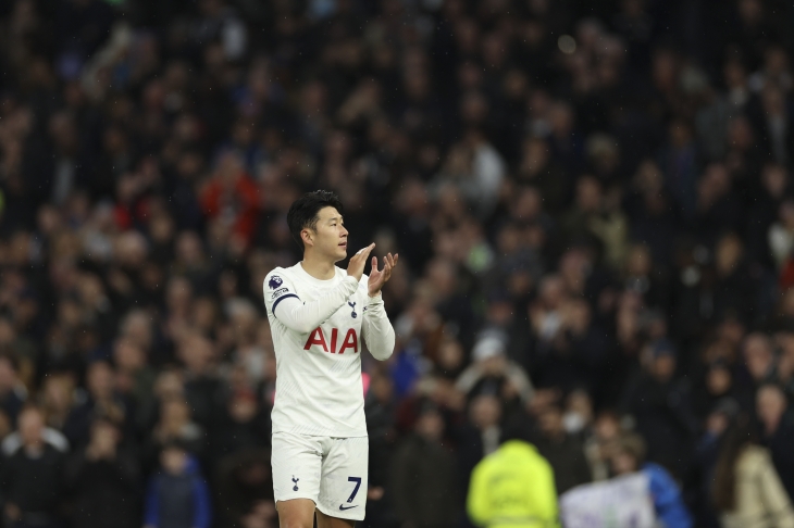 역전 결승 극장골 도움 손흥민...오늘도 ‘토트넘 극장’ Tottenham‘s Son Heung-min applauds to fans after the English Premier League soccer match between Tottenham Hotspur and Brighton &amp; Hove Albion at the Tottenham Hotspur Stadium in London
