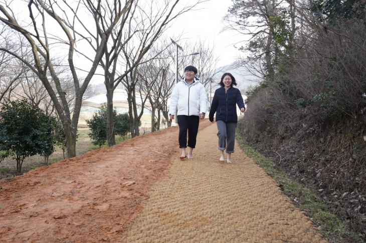 해남군에 우슬저수지에서부터 우슬체육관까지 1㎞ 길이의 황토 맨발 산책길이 조성됐다. 해남군 제공