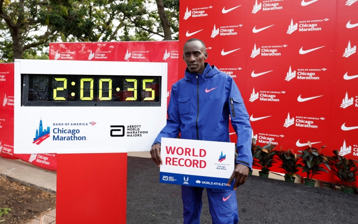 마라톤 세계기록 보유자인 켈빈 킵툼이 지난해 10월 미국 일리노이주 시카고에서 열린 시카고 마라톤에서 2시간 35초의 신기록을 세운 후 기념 촬영을 하고 있다. AFP 연합뉴스