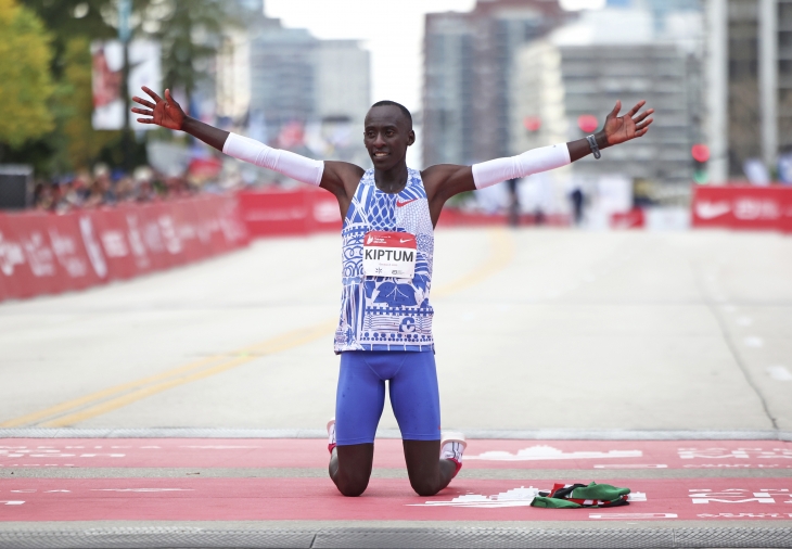 시카고 마라톤 결승점을 통과한 킵툼이 무릎을 꿇고 기쁨을 나타내고 있다. AP 연합뉴스