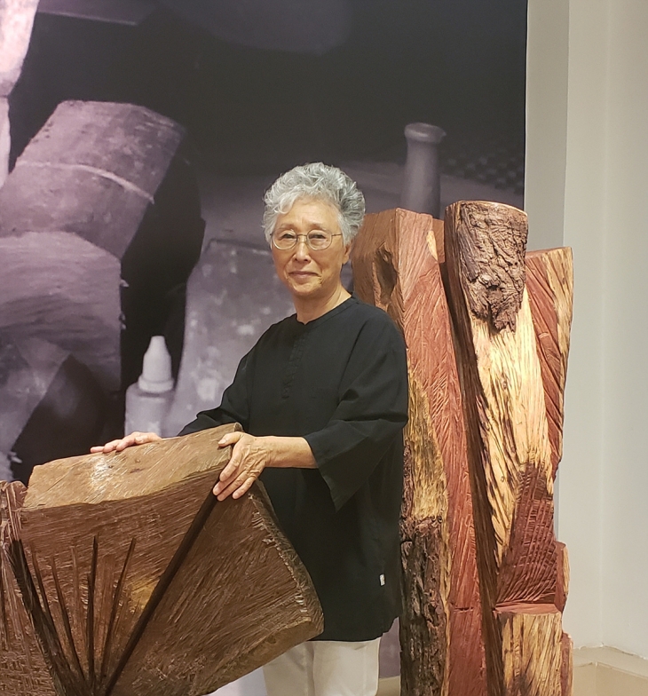 1984년 아르헨티나의 나무에 매료돼 현지로 이주한 뒤 구순을 바라보는 나이에도 한국와 아르헨티나를 오가며 작업을 이어가는 한국의 1세대 여성 조각가 김윤신. 국제갤러리·리만머핀 제공