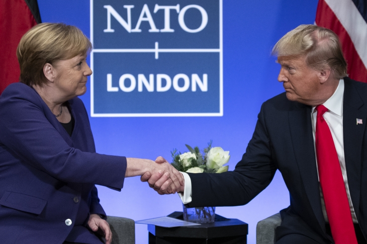 2019년 12월 4일 수요일 영국 왓포드에서 열린 북대서양조약기구(NATO·나토) 정상회의에서 도널드 트럼프 당시 미국 대통령이 앙겔라 메르켈 당시 독일 총리와 악수를 나누고 있다.  AP 연합뉴스