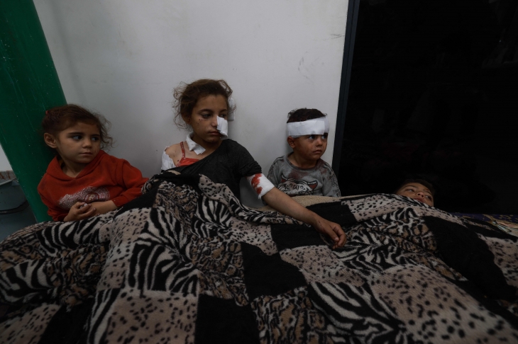 12일(현지시간) 팔레스타인 가자지구 주민의 마지막 피란처인 최남단 도시 라파에서 얼굴과 팔 등에 부상을 입은 한 소녀가 다른 동생들을 위로하고 있다. 이스라엘군은 팔레스타인 무장정파 하마스 대대 일부가 라파에 주둔해 있다면서 미국 등 국제사회의 반대에도 이날 새벽 주민들이 잠든 시간 라파 일대를 타격해 최소 37명이 사망했다. 라파 AFP 연합뉴스