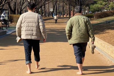 김해시 도심 공원 곳곳에 ‘맨발 산책길’ 조성