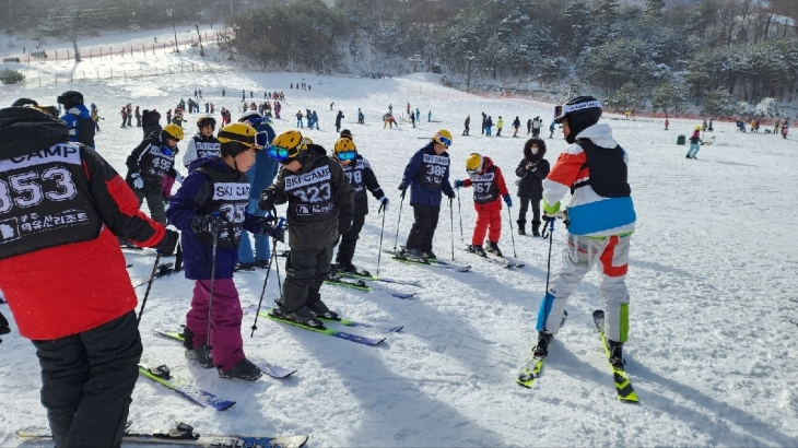 금성초등학교 학생들이 스키캠프에서 스키관련 교육을 받고 있다. 금성초 제공