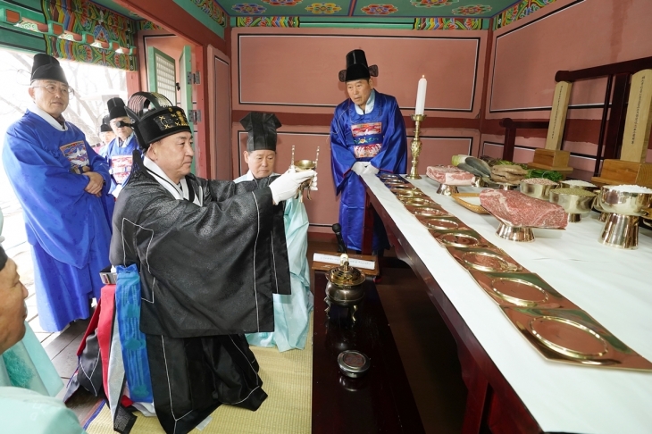 방세환 광주시장이 지난 12일 열린 정충묘 제향에서 초헌관으로 잔을 올리고 있다.  광주시 제공