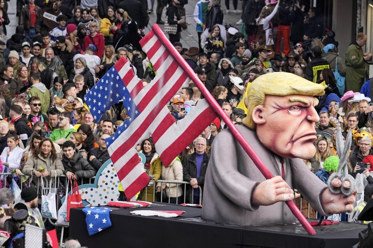 獨축제에 ‘나치 문양 美국기 든 트럼프’ 인형