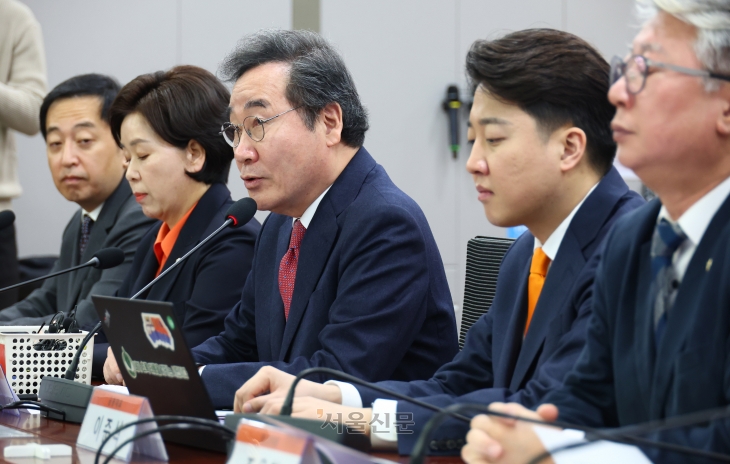 이낙연 개혁신당 공동대표가 13일 서울 여의도 국회에서 열린 최고위원회의에서 발언하고 있다. 왼쪽부터 개혁신당 금태섭 최고위원, 양향자 원내대표, 이낙연 공동대표, 이준석 공동대표, 조응천 최고위원. 안주영 전문기자