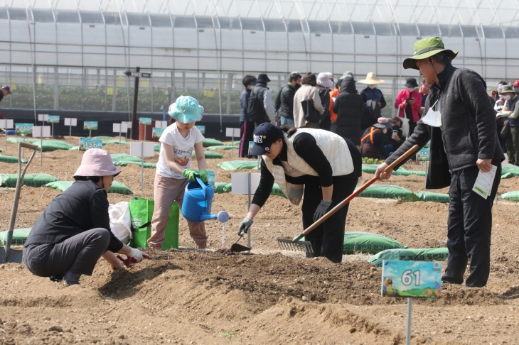 서울 강남구 세곡동에 위치한 도심 텃밭인 ‘힐링텃밭’에서 한 가족이 물을 주며 텃밭을 가꾸고 있다. 강남구 제공