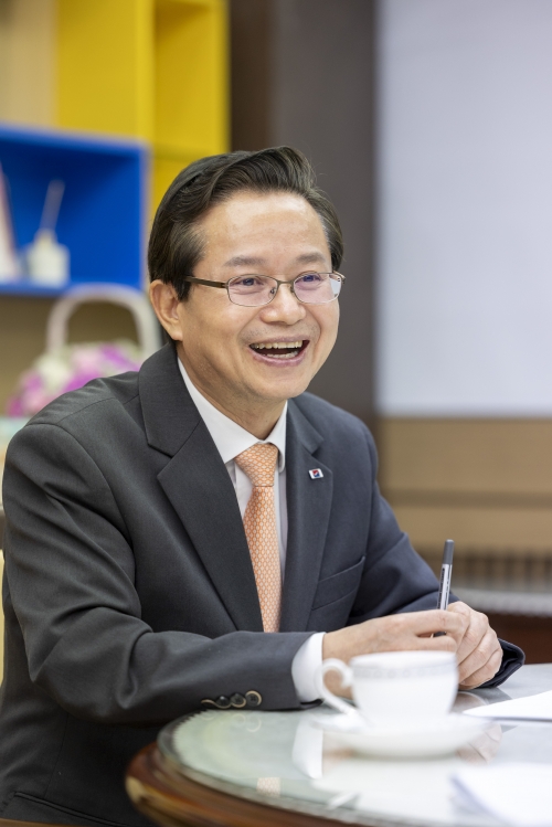 최호권 서울 영등포구청장이 지난 6일 구청장 집무실에서 인터뷰를 갖고 경부선 철도 지하화를 계기로 ‘한강의 기적’을 이끌었던 영등포구를 4차 산업의 중심지로 도약시키겠다고 강조하고 있다.  영등포구 제공