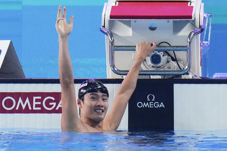 황선우가 14일(한국시간) 카타르 도하 어스파이어돔에서 열린 2024 국제수영연맹 세계선수권대회 경영 남자 자유형 200ｍ 결승에서 기록을 확인한 뒤, 웃고 있다. 2024.2.14 도하 AP=연합뉴스