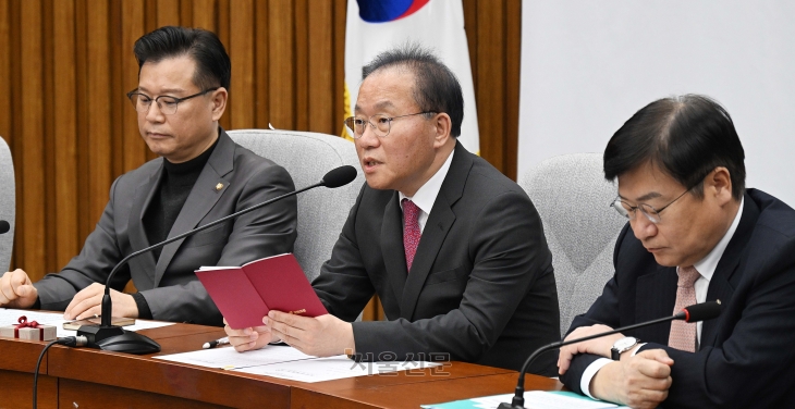 윤재옥 국민의힘 원내대표가 14일 서울 여의도 국회에서 열린 원내대책회의에 참석해 모두발언하고 있다. 2024.2.14 오장환 기자