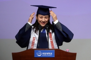 “인생은 독고다이, 마음 가는대로 살라” 이효리 파격 ‘졸업 축사’