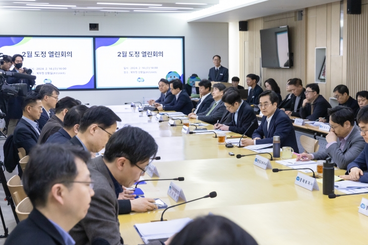 14일 오후 경기도청 북부청사에서 김동연 도지사와 실국장들이 2월 도정 열린 회의를 갖고 있다(경기도 제공)