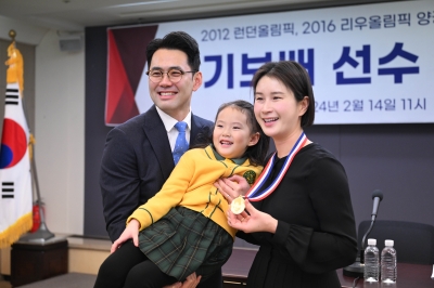 ‘은퇴’ 기보배, 가족에게 금메달 받았다