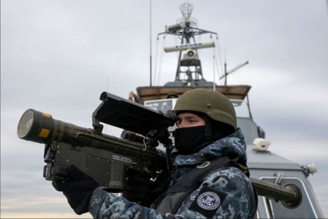 러시아군 흑해 함대 소속 병사가 방공 무기를 들고 있다. AFP 연합뉴스