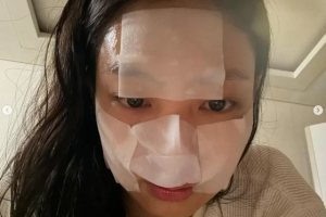 제니도 마스크팩 접어 쓰는구나