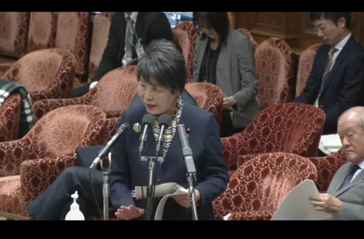 대륙붕 질의에 답변하는 가미카와 요코 일본 외무상