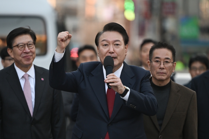 부산 동래시장 방문 마친 윤석열 대통령